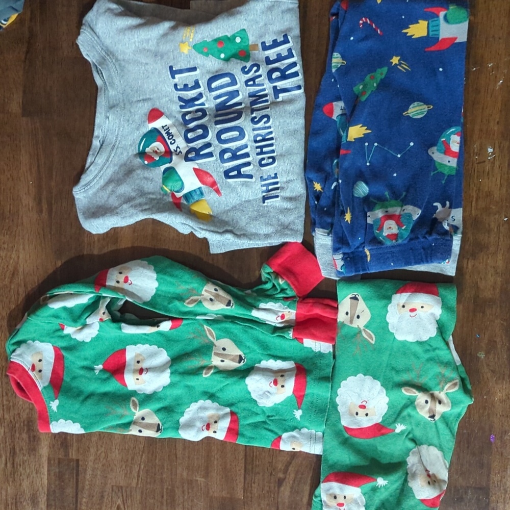 2 pairs of Carter's Christmas pajamas size 5